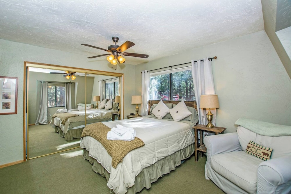 88 Acres Cottage in Big Bear w HotTub