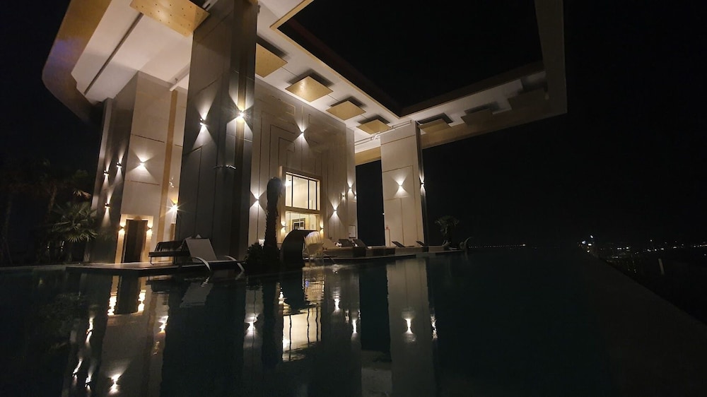 Private Swim Up Pool Apartment on Jomtien Beach Pattaya