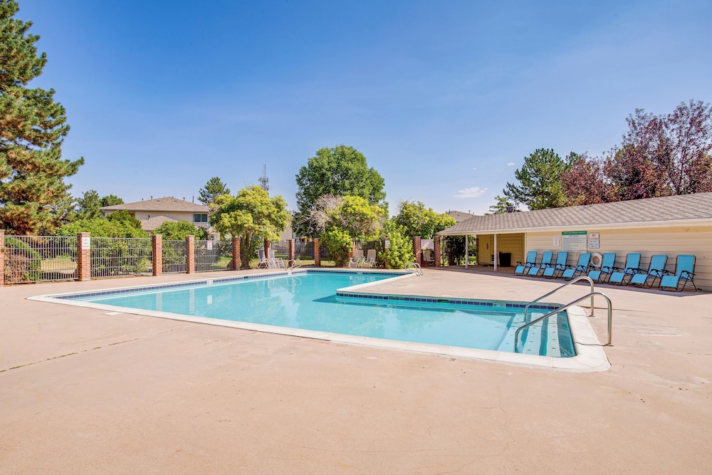 Explore Red Rocks & Green Mtn: Townhome w/ Pool!