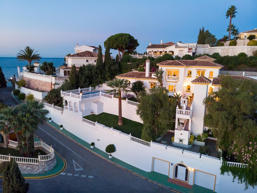 Large Luxury Family Villa 500m From Beach