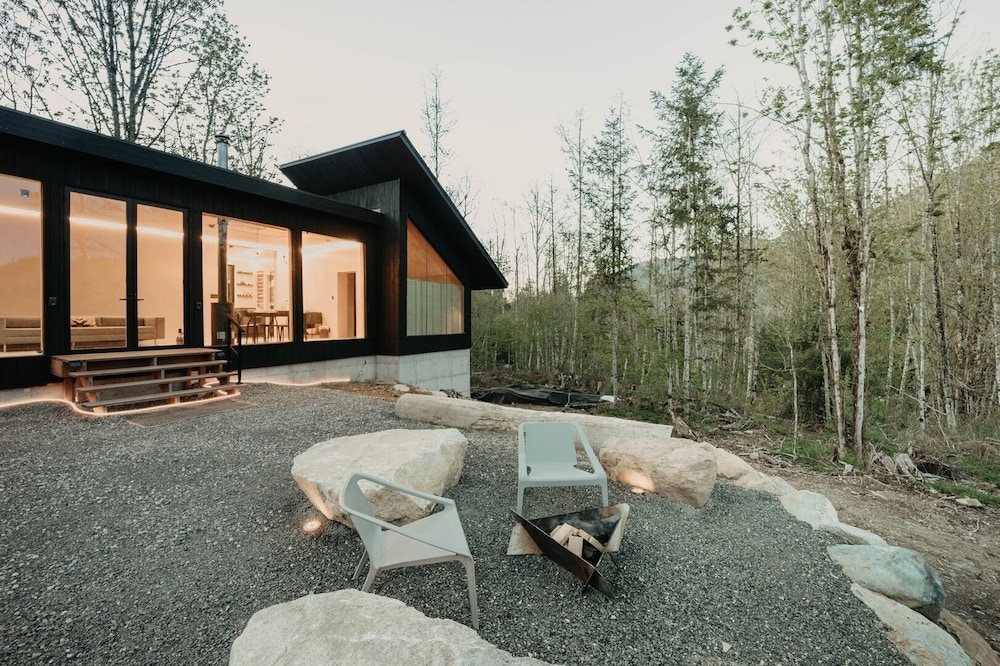 58mf - Wi-fi - Pets Ok - Evc - Amazing Views 2 Bedroom Cabin by RedAwning