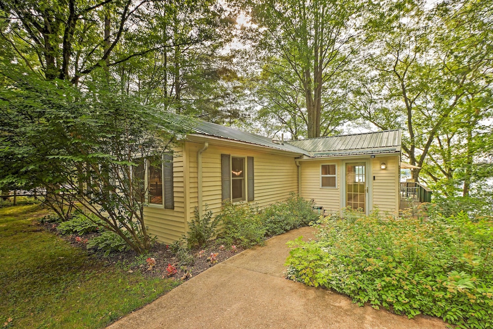 Le Roy Lakefront Retreat w/ Dock Kayaks! - Property Image 5
