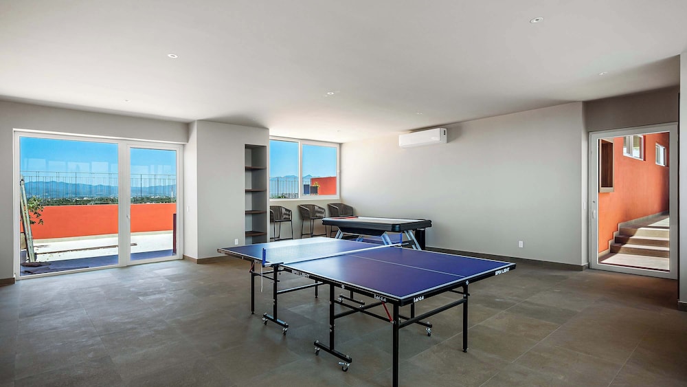 Equipped 3BR House - Pool - Gym - 5 min to Beach