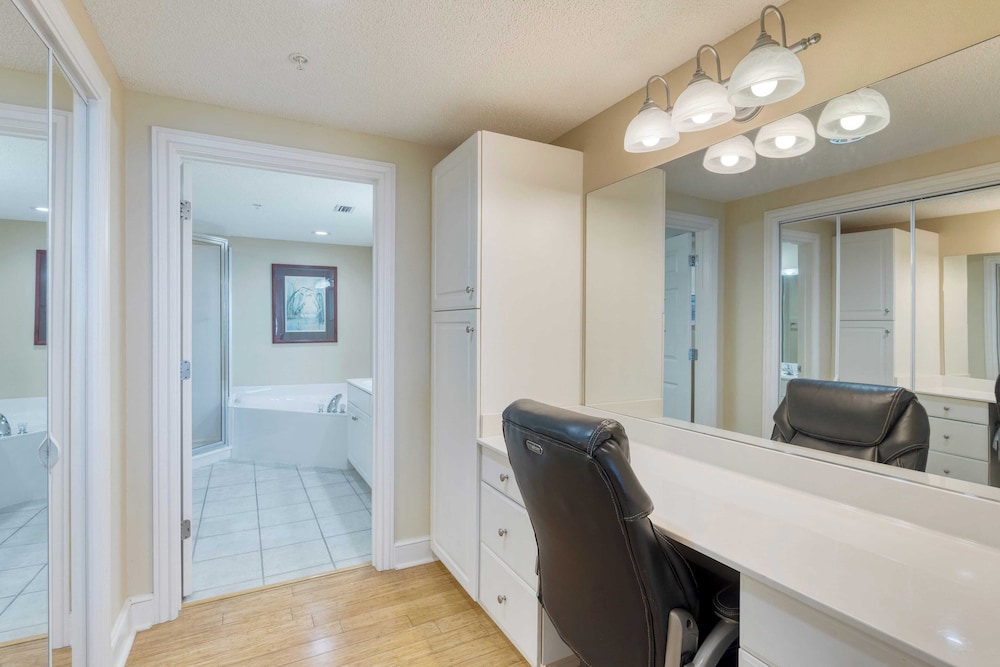 Sea Spray by Avantstay Beachfront Condo