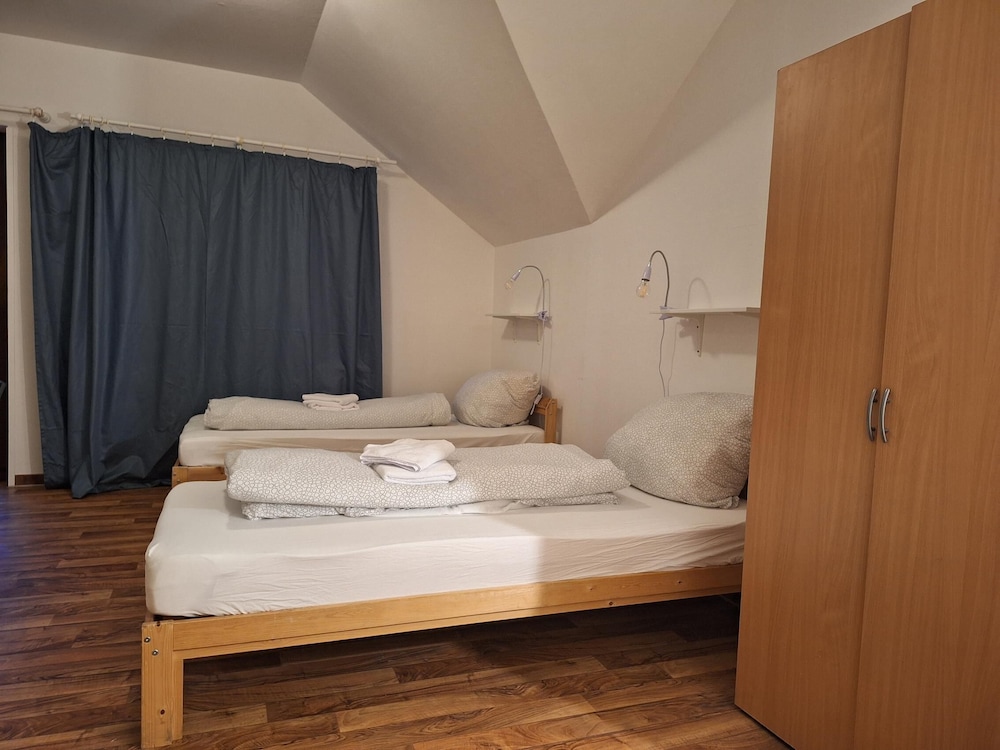 2-Rent Group Hostel Rooms AUB162