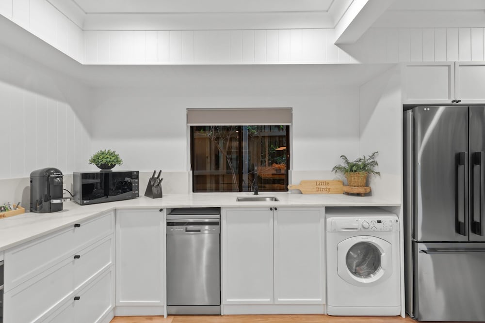 Bright 2-bed New Farm Apartment With Private Patio