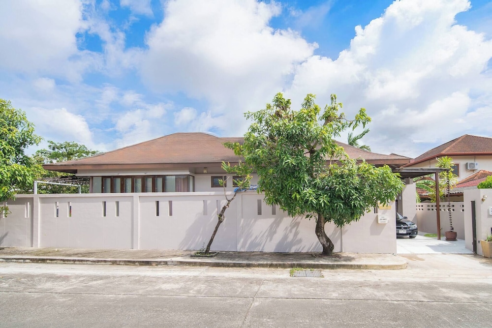Spacious Private 4 BR Villa With a Working Office