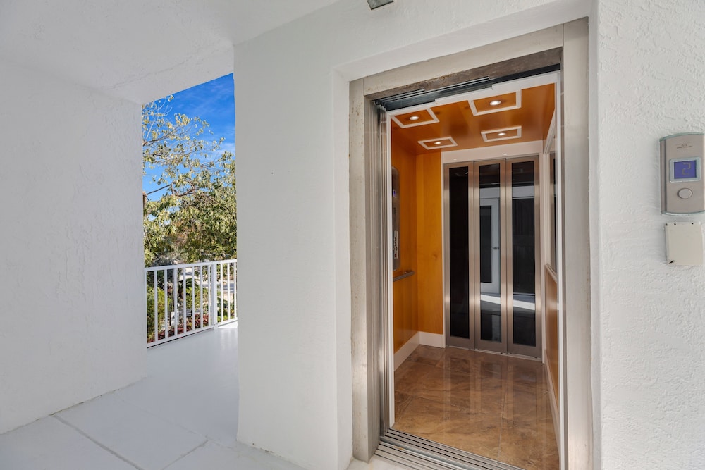 New Listing! Reel Joy Waterfront Luxe With Pool And Private Dock 4 Bedroom Home