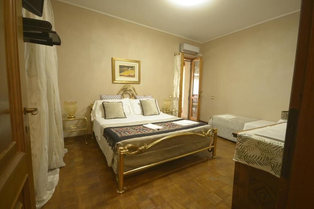 Villa Marisa bed breakfast and books