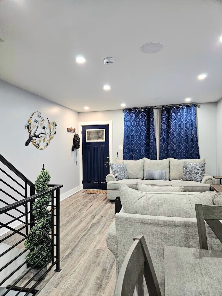 Cozy Home near City Center with Hot tub