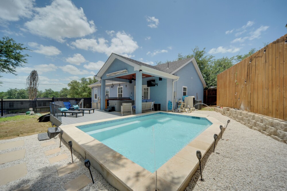 Heated Cocktail Pool & Spa: Canyon Lake Home