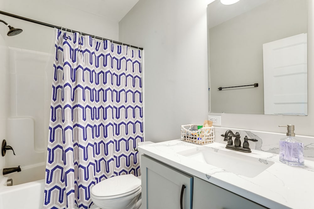 5 Mi to Lake Anna State Park: Modern Family Home!