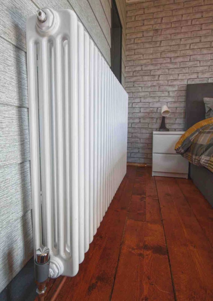 Paulton - Sleeps 2 - Petfriendly - Hottub - Garden