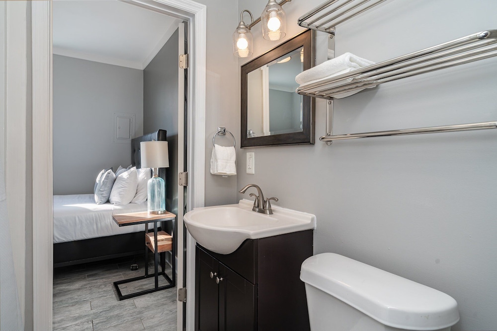 Opulent Pearl - Private Patio - Mins to Broadway