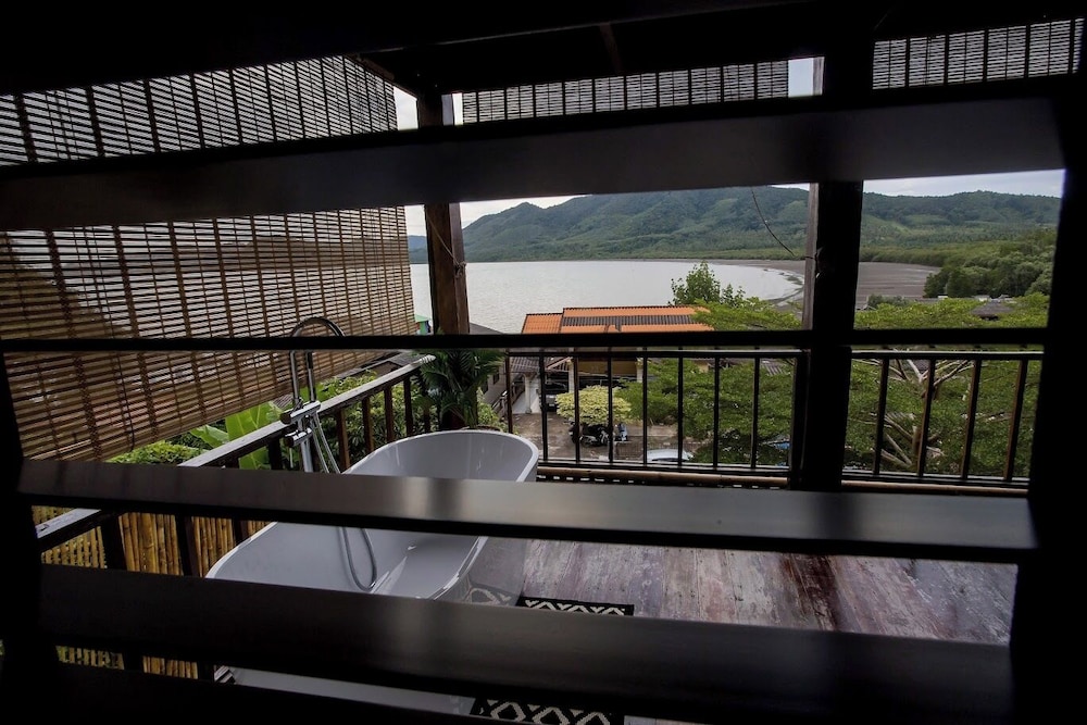 Baan Lhong View Lay