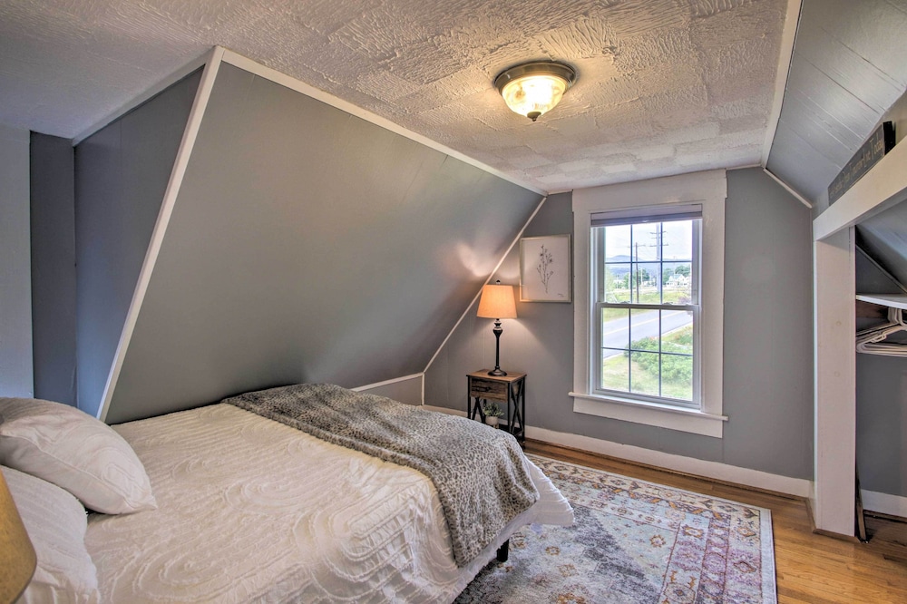 Modern Home ~ 2 Mi to Cranmore Mountain Resort! view 4