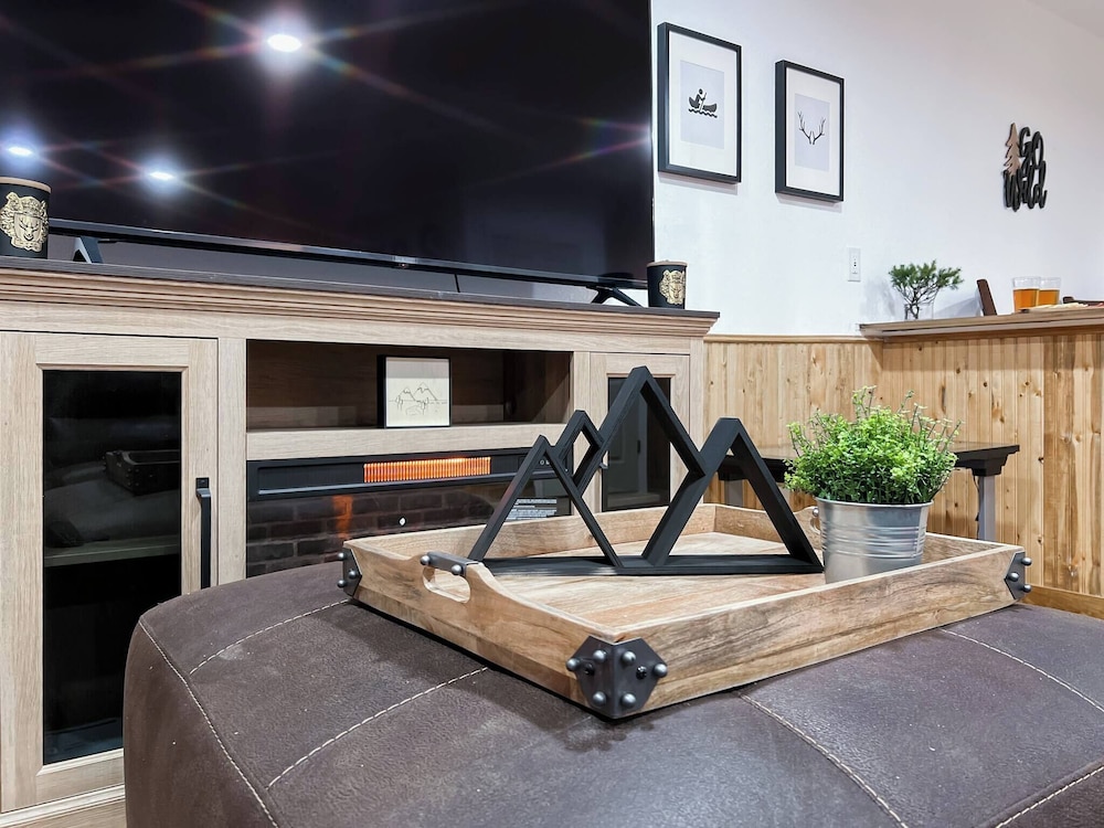 3 Kings 4 Bunks-sleeps 10-smart TV X6-parking out Front-full Kitchen-hot Tub
