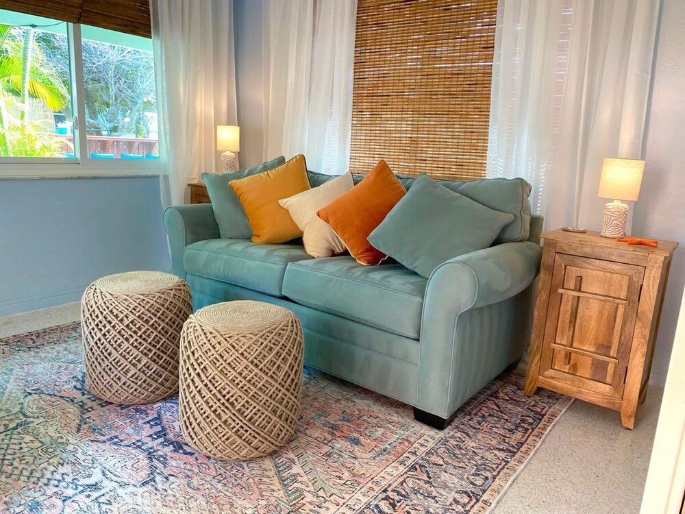 Tropical Oasis With Hot Tub in Treasure Island
