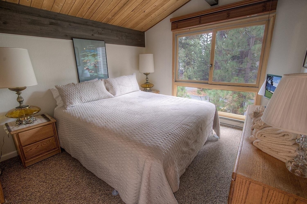 Lake Tahoe Vacations - Cartwright Corner Condo 4 Bedroom Townhouse by RedAwning - Property Image 23