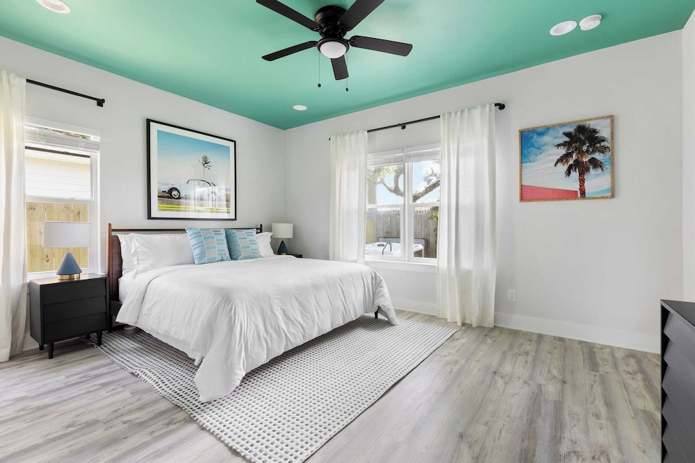Sleeps 20! 2 Homes w/ Hot Tub, Putting Green, Bocce Golden Hour & Blue Hour