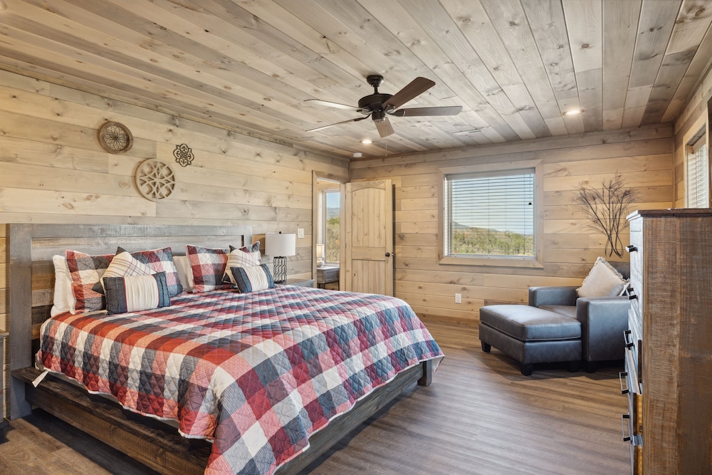 Treehouse Lodge 5 Bedroom Cabin by RedAwning view 4
