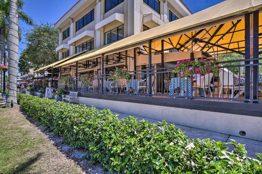 Luxe Naples Escape: Walk to Beach & Downtown! view 3