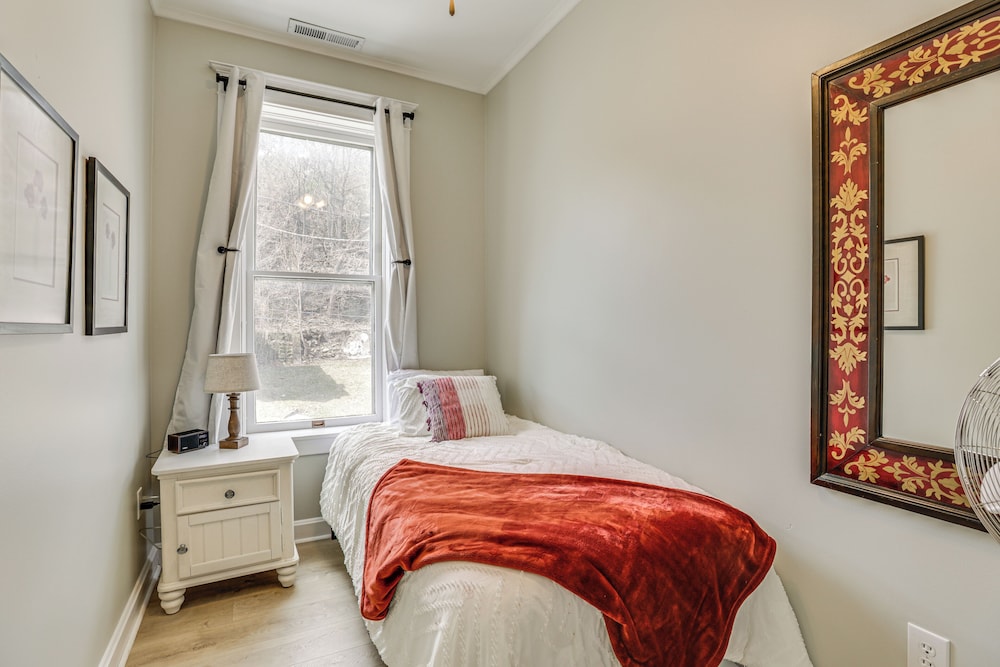 Walk Downtown: Inviting Historic Home in Dubuque!