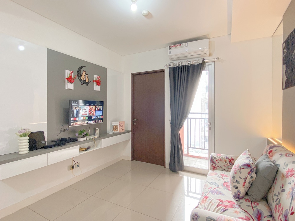 Cozy Neutral 2Br Apartment At Transpark Juanda Bekasi Timur