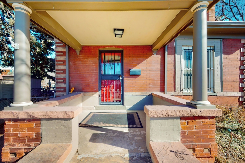 Elati Guesthouse: Walkable Home in Arts District