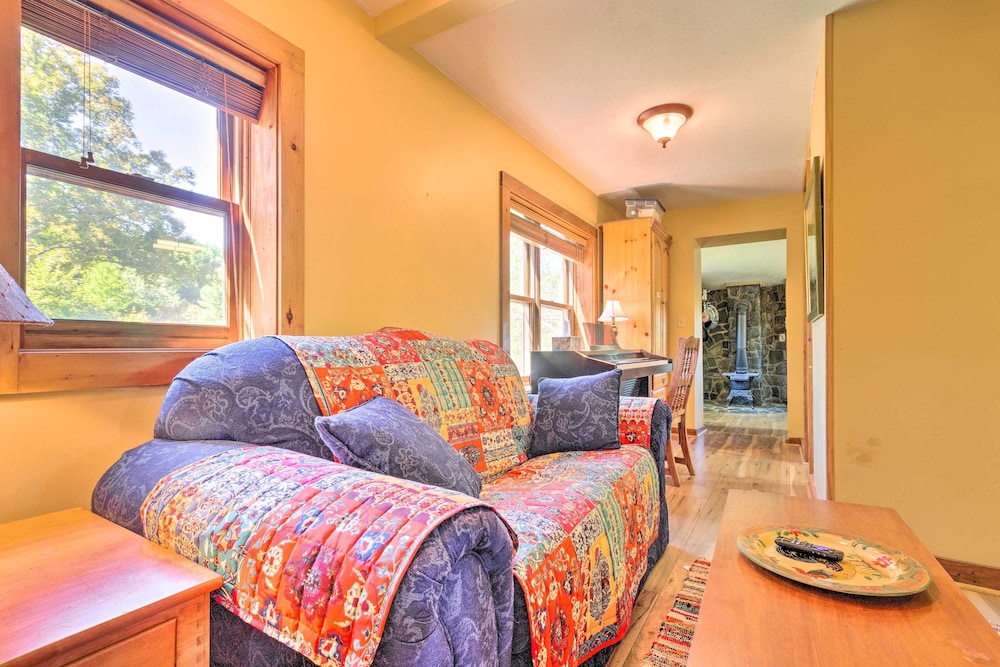 Rustic-yet-cozy Cabin w/ Patio, 12 Mi to Asheville