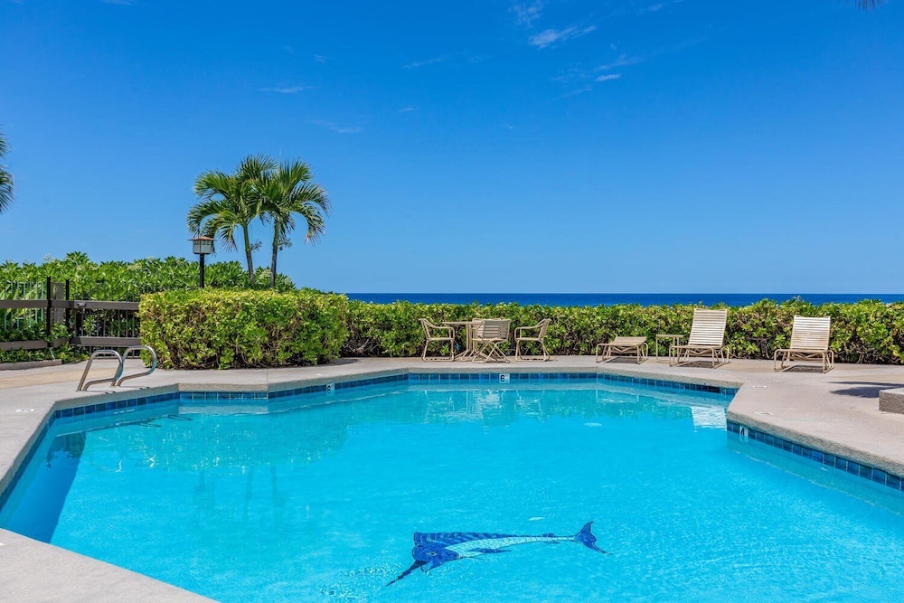 Air-conditioned Ocean Front Hawaii Townhome! - Sleeps 6 - Vrkcv