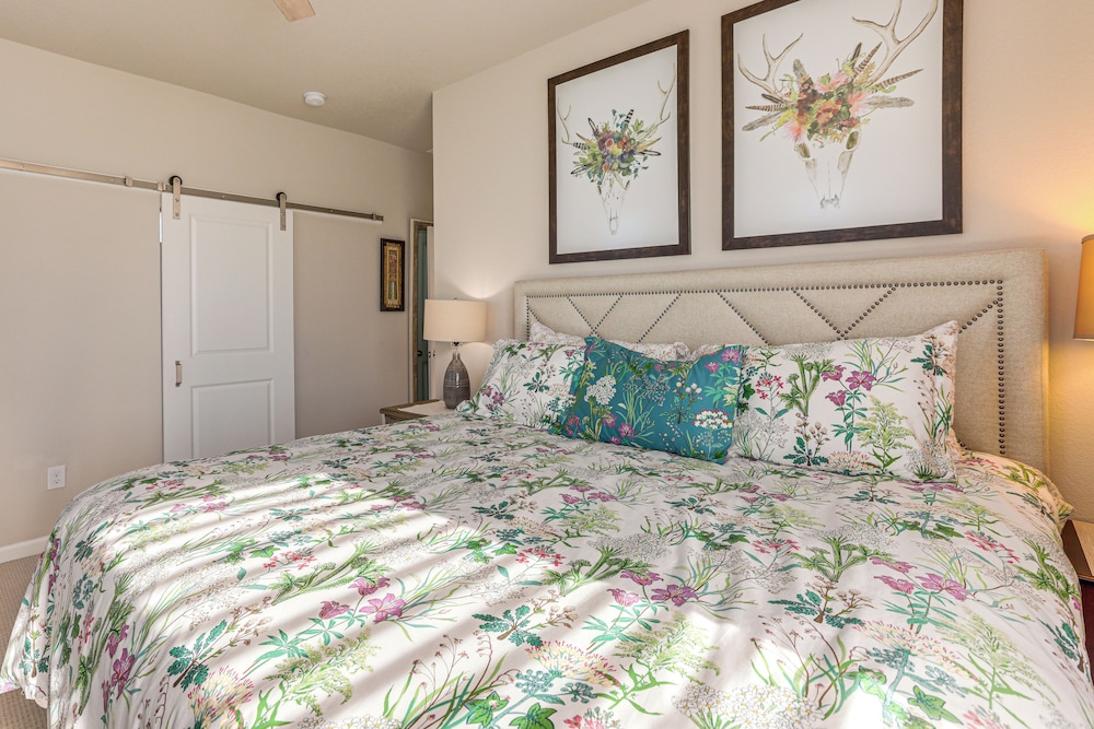 Walk to Light Rail! Townhome 9 Mi to Dtwn Denver