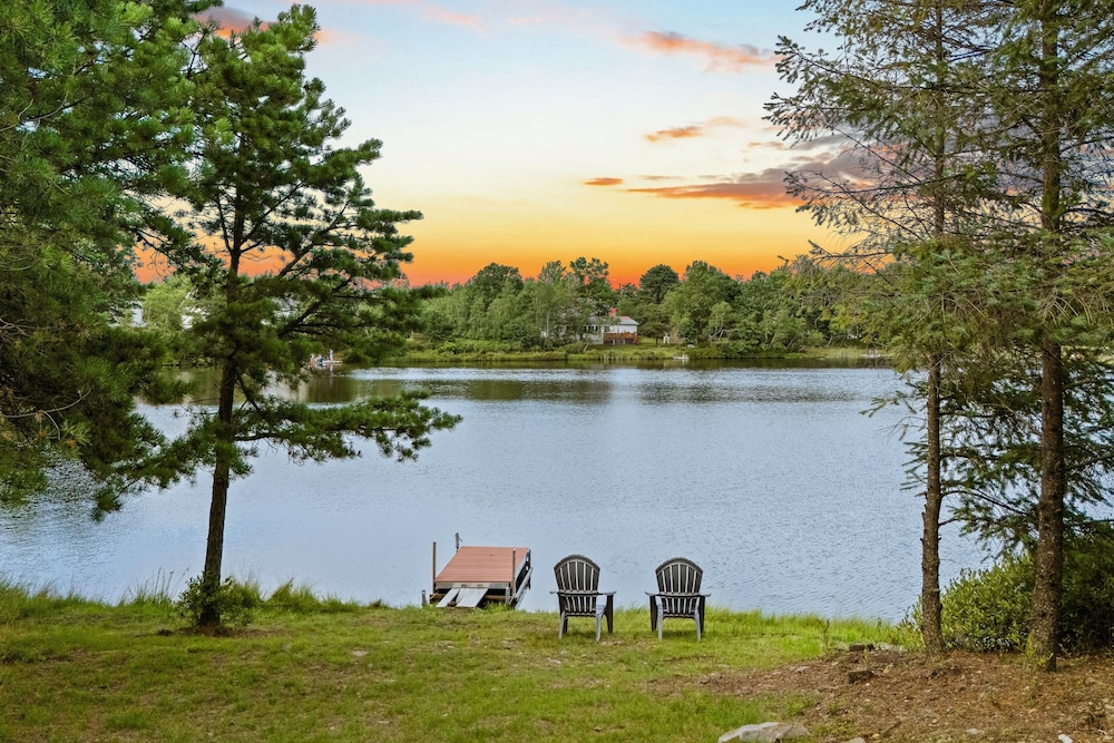 For Lake Sake by Avantstay Lakefront Hot Tub View