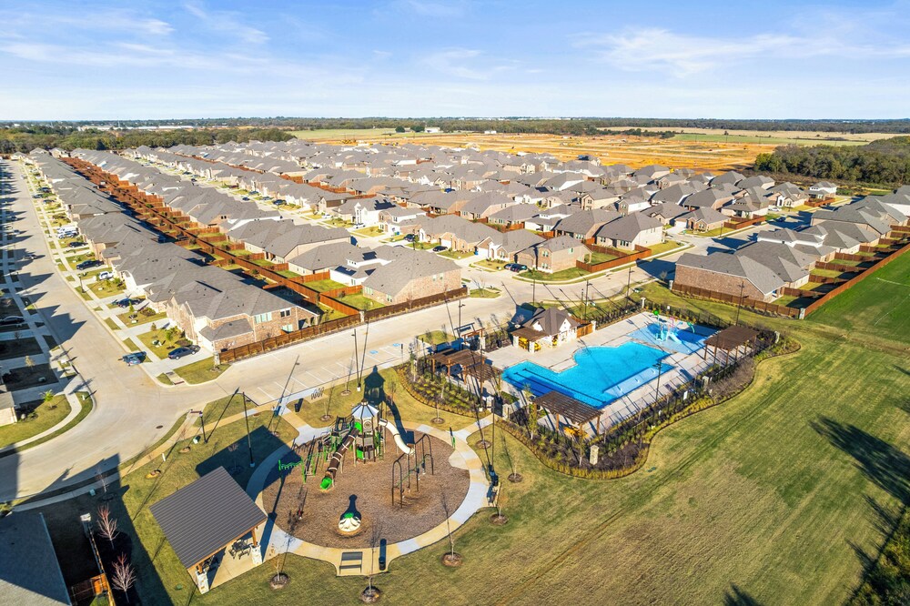 Luxurious 4-Bed Home in Aubrey TX
