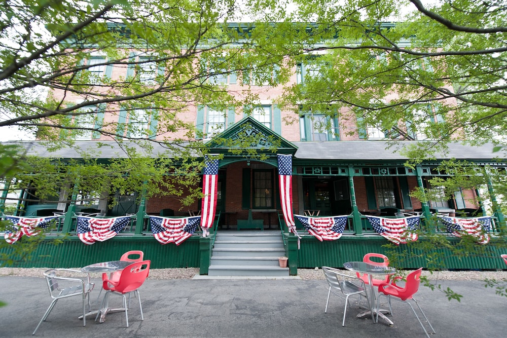 Rogues' Harbor Inn