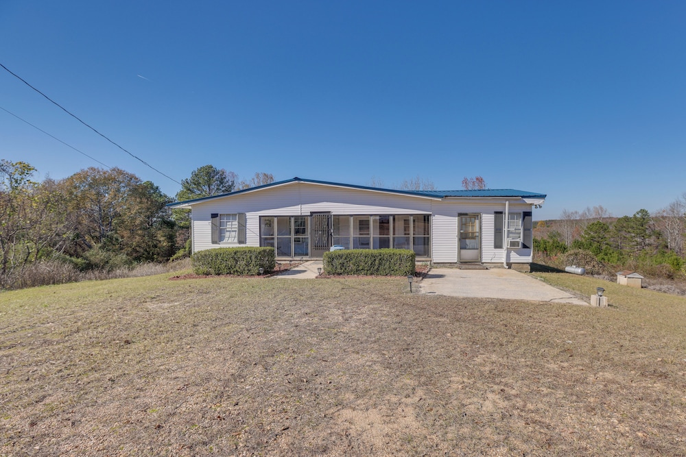 Clanton Cottage w/ Charcoal Grill & Porch!