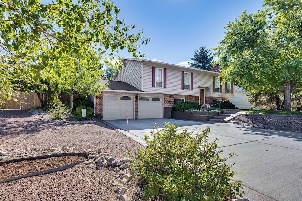 Hillside Place w/ Mountain Views ~ 8 Mi to Dtwn! view 2