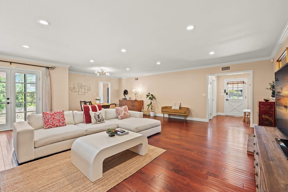 Modern Serenity Near LA Tranquil 3BR Stay