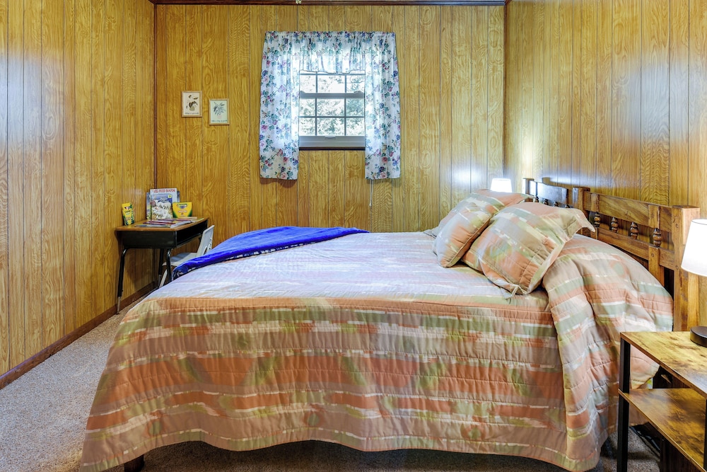 Vintage Chipley Getaway on Large Private Property - Property Image 23