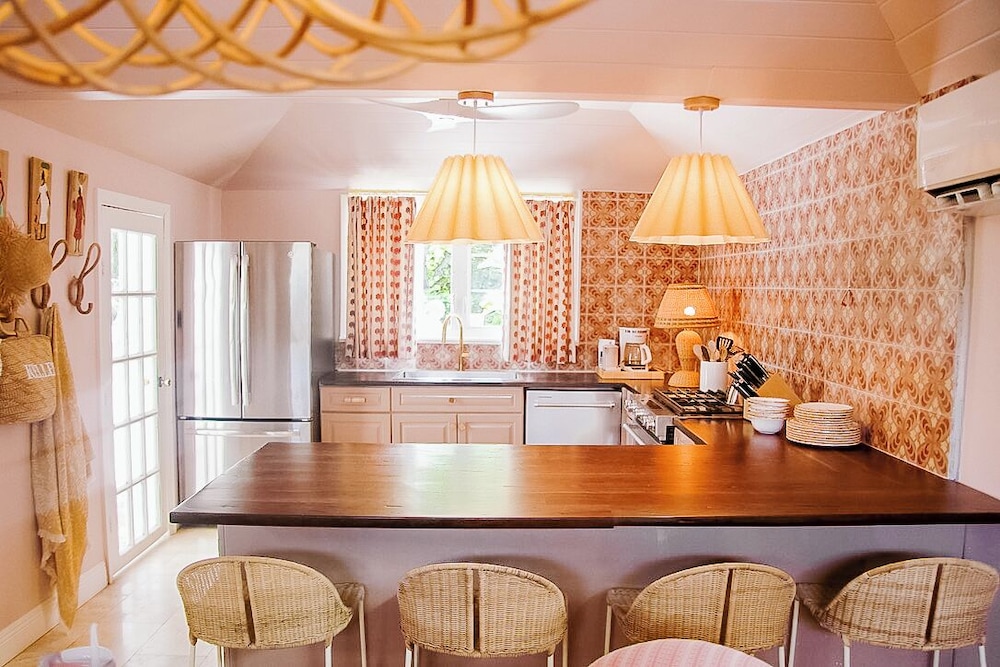 Villa Oasis: Newly Remodeled Luxury Villa With Pool & Private Garden