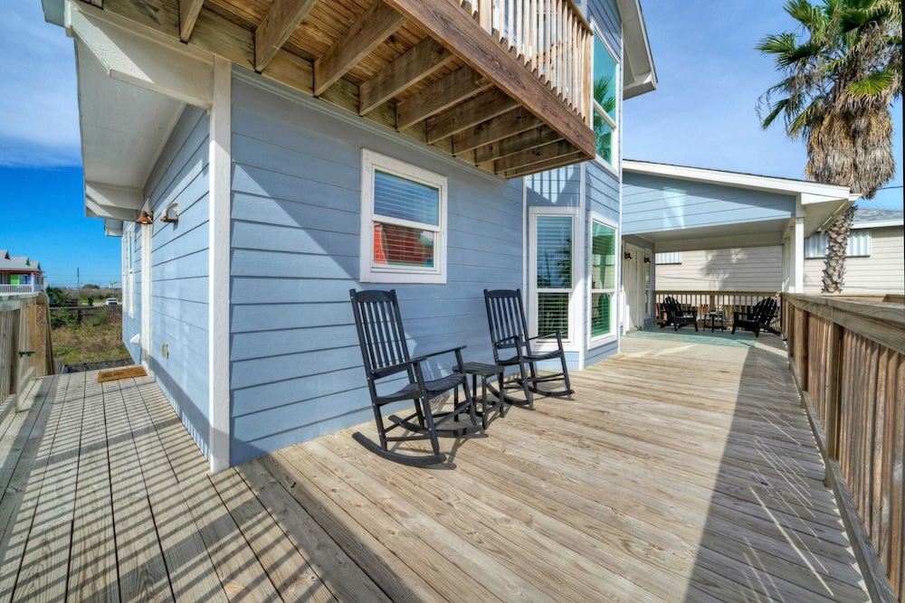 Sleeps 20! 2 Homes Near the Beach, Private Pools, Gameroom, Large Family Retreat