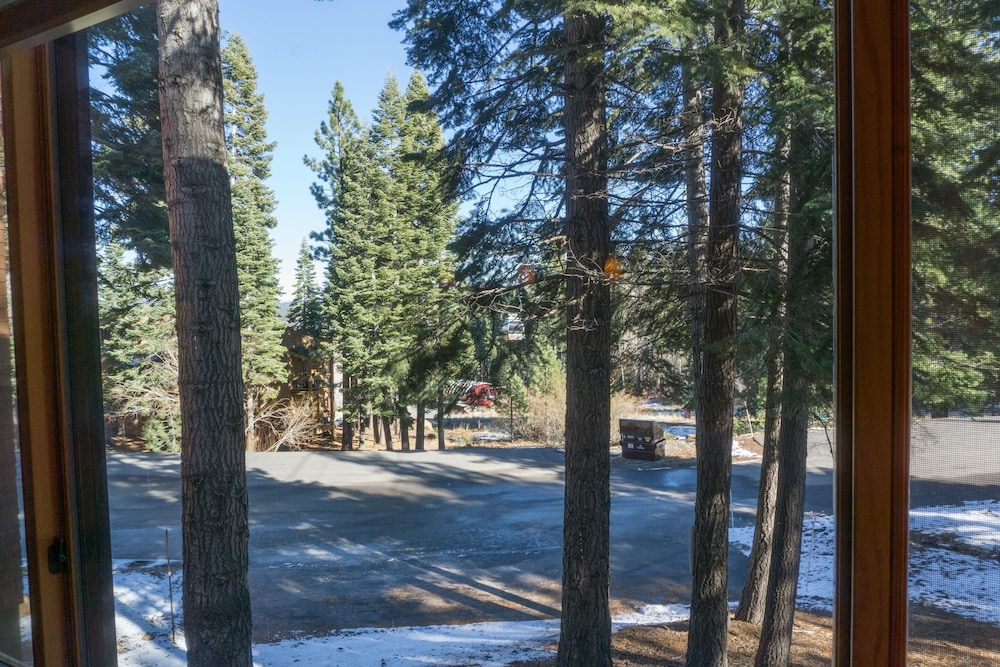 Lake Tahoe Vacations - 4025 Ski Trails - Property Image 2