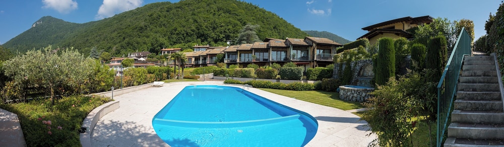 Terraced House With Shared Pool