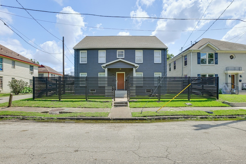 Condo 2 Mi to Houston Zoo & Museum District!