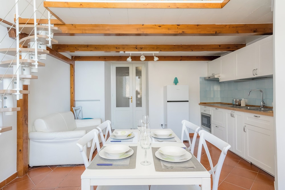 DIPINTO APARTMENTS photo 3