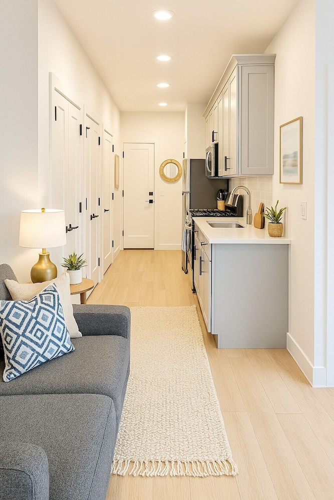 Modern 1BR 1BA Apartment