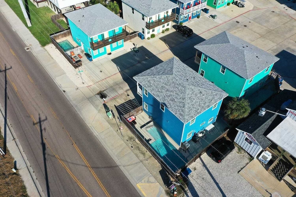Sleeps 24, 2 Homes 2blocks to the Beach, Pool, Game Room, Patio w/ Outdoor Bar