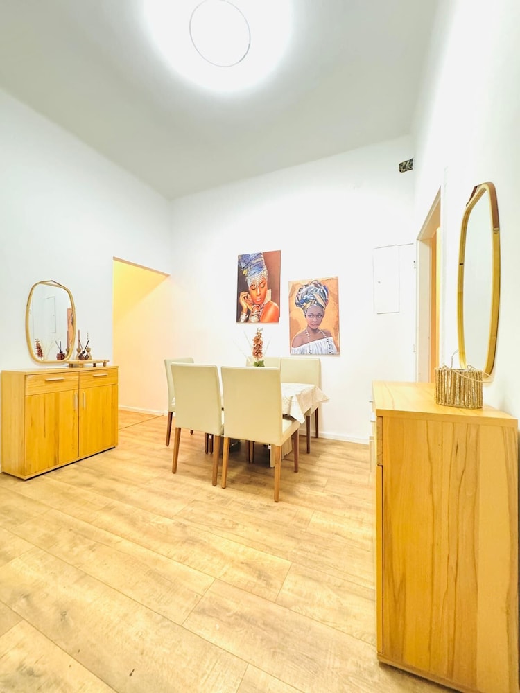 Family 9BR Apartment Near Augarten
