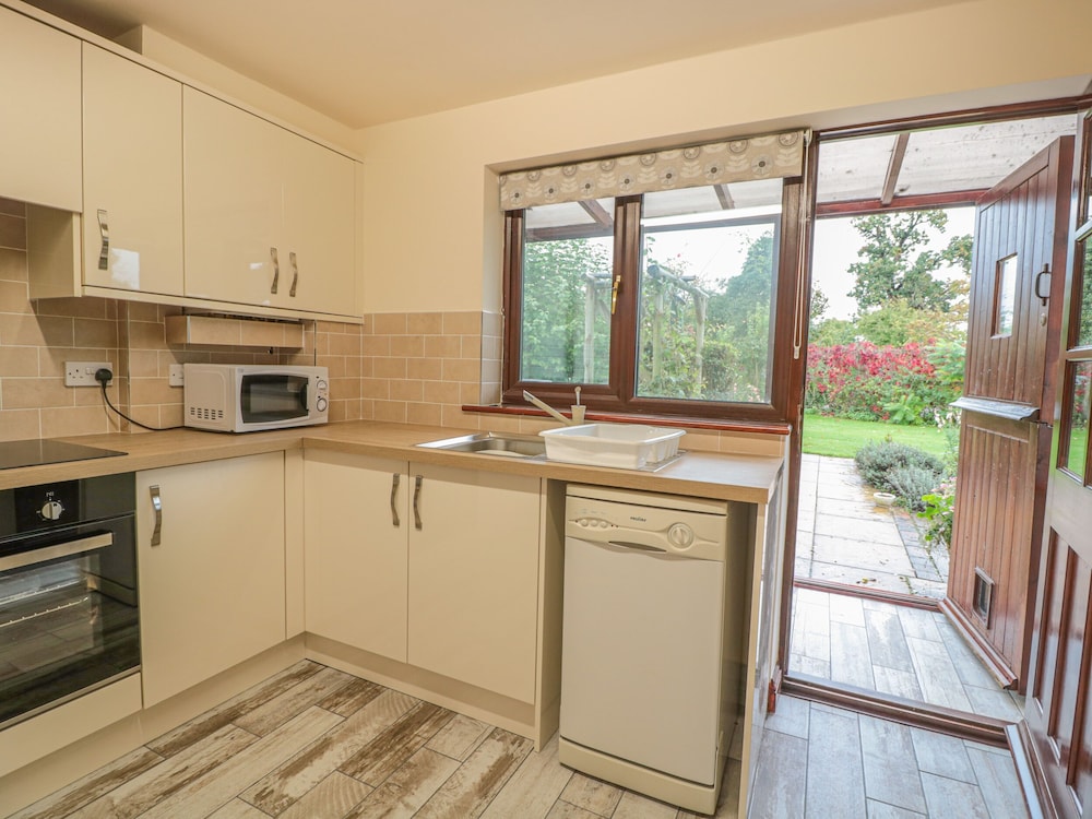 Berrys Place Farm Cottage view 3