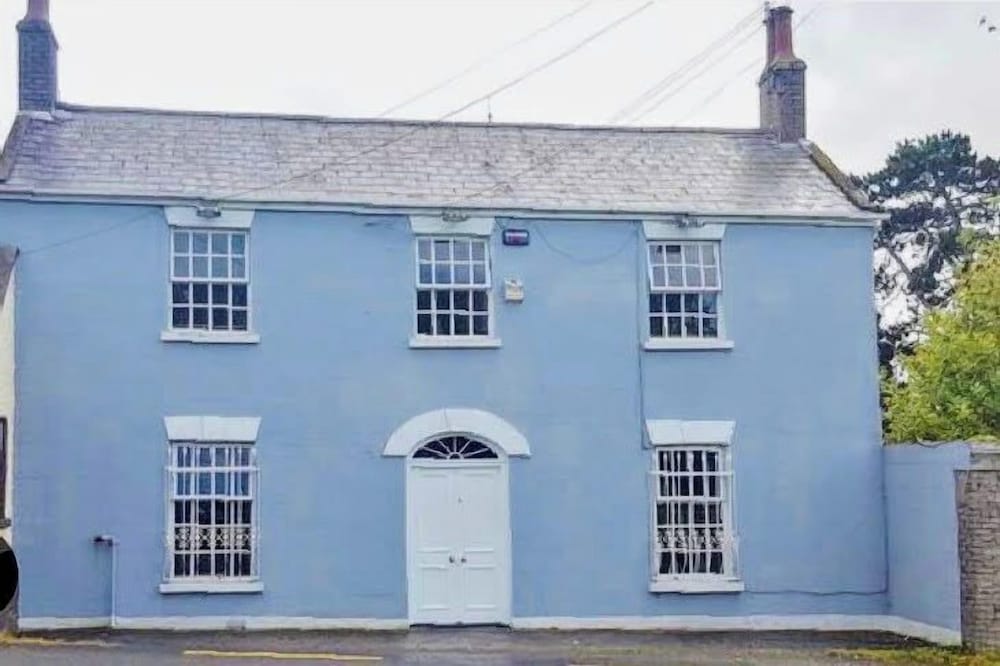 4-bed House in Kildare, Sleeps 8 With Parking